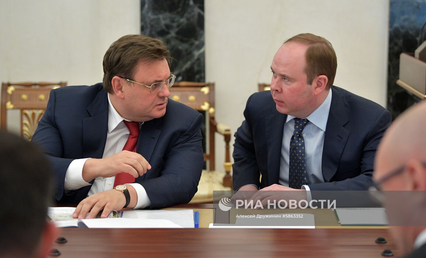 Президент РФ В. Путин провел совещание с членами правительства РФ