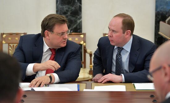 Президент РФ В. Путин провел совещание с членами правительства РФ