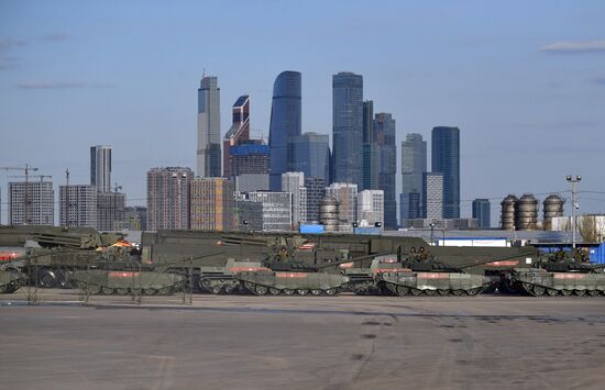Прибытие военной техники на репетицию парада Победы