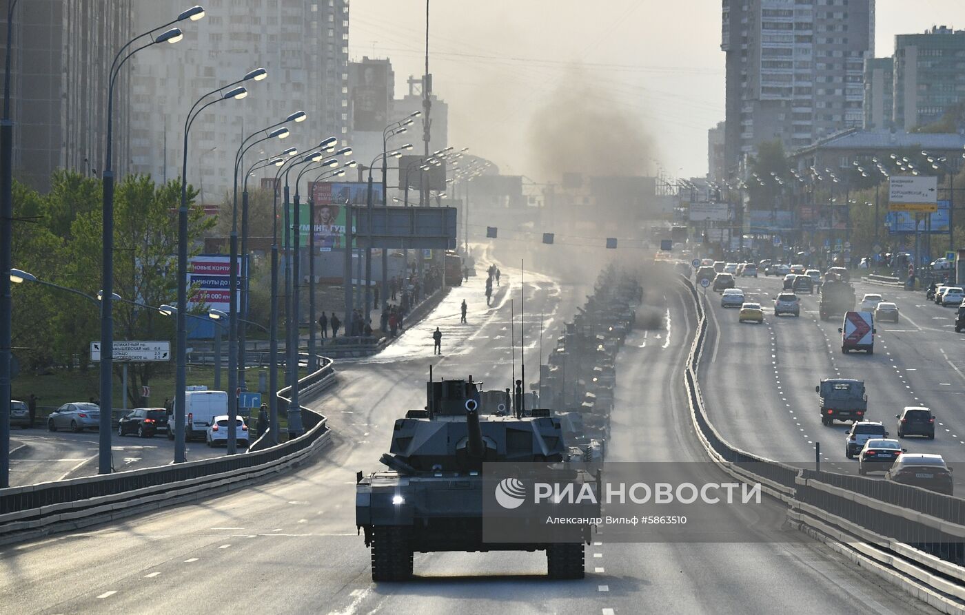 Колонна военной техники перед началом репетиции военного парада на Красной площади, посвященного 74-й годовщине Победы в Великой Отечественной войне. Место: Россия, Москва. Автор: Александр Вильф/РИА Новости. Прибытие военной техники на репетицию парада Победы