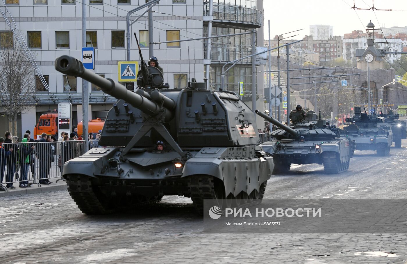 Прибытие военной техники на репетицию парада Победы