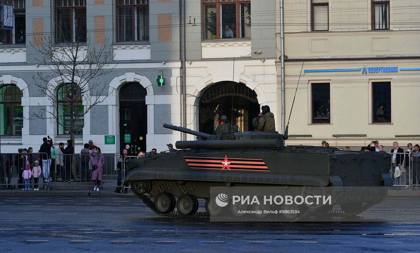 Боевая машина пехоты БМП-3 перед началом репетиции военного парада на Красной площади, посвященного 74-й годовщине Победы в Великой Отечественной войне. Место: Россия, Москва. Автор: Александр Вильф/РИА Новости. Прибытие военной техники на репетицию парада Победы