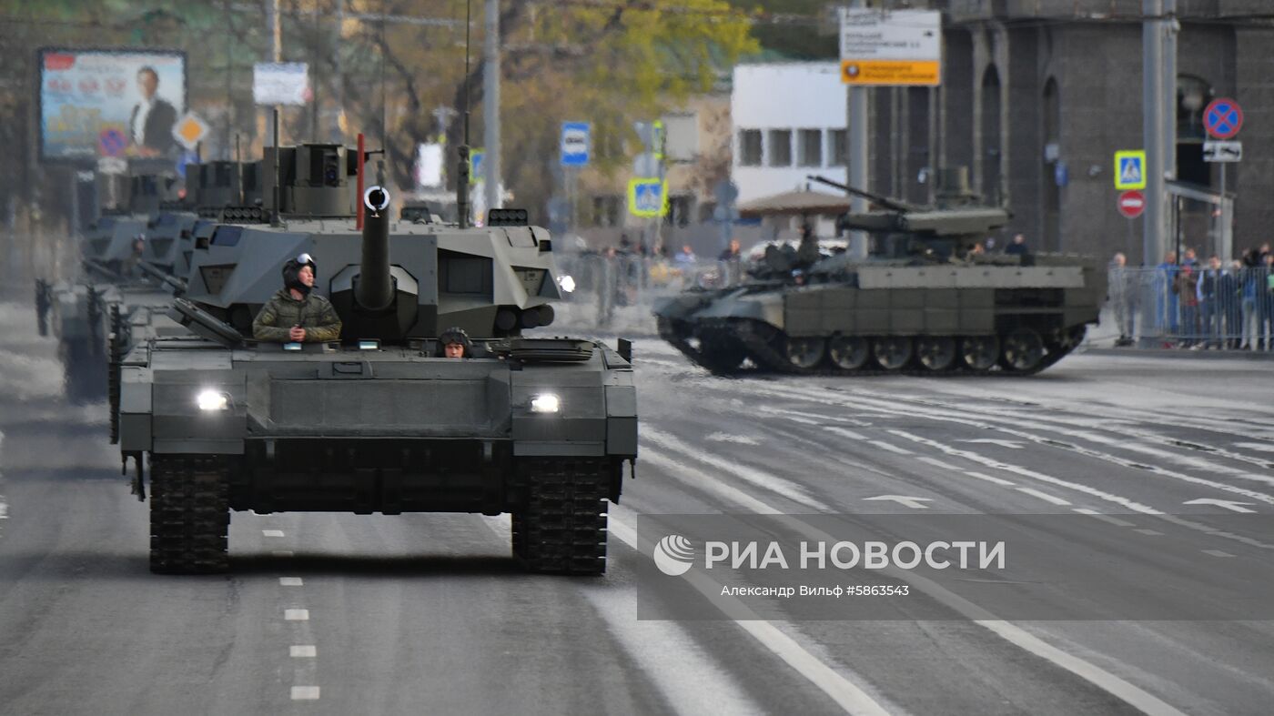 Колонна военной техники перед началом репетиции военного парада на Красной площади, посвященного 74-й годовщине Победы в Великой Отечественной войне. Место: Россия, Москва. Автор: Александр Вильф/РИА Новости. Прибытие военной техники на репетицию парада Победы