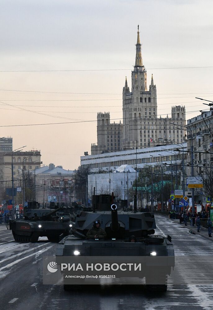 Колонна военной техники перед началом репетиции военного парада на Красной площади, посвященного 74-й годовщине Победы в Великой Отечественной войне. Место: Россия, Москва. Автор: Александр Вильф/РИА Новости. Прибытие военной техники на репетицию парада Победы