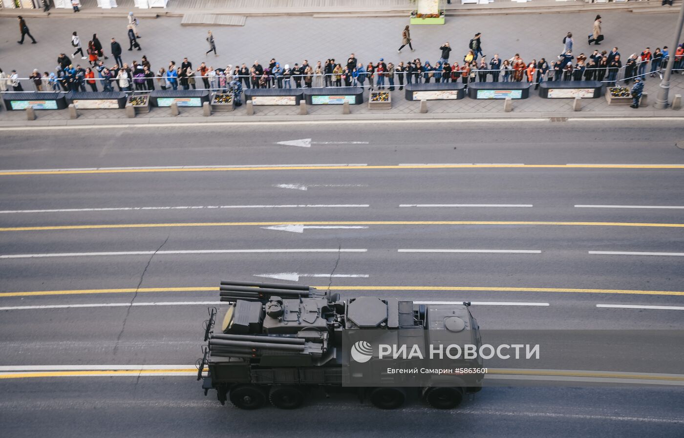 Самоходный зенитный ракетно-пушечный комплекс наземного базирования "Панцирь-С" на Тверской улице в Москве перед началом репетиции военного парада на Красной площади, посвященного 74-й годовщине Победы в Великой Отечественной войне. Место: Россия, Москва. Автор: Евгений Самарин/РИА Новости. Прибытие военной техники на репетицию парада Победы