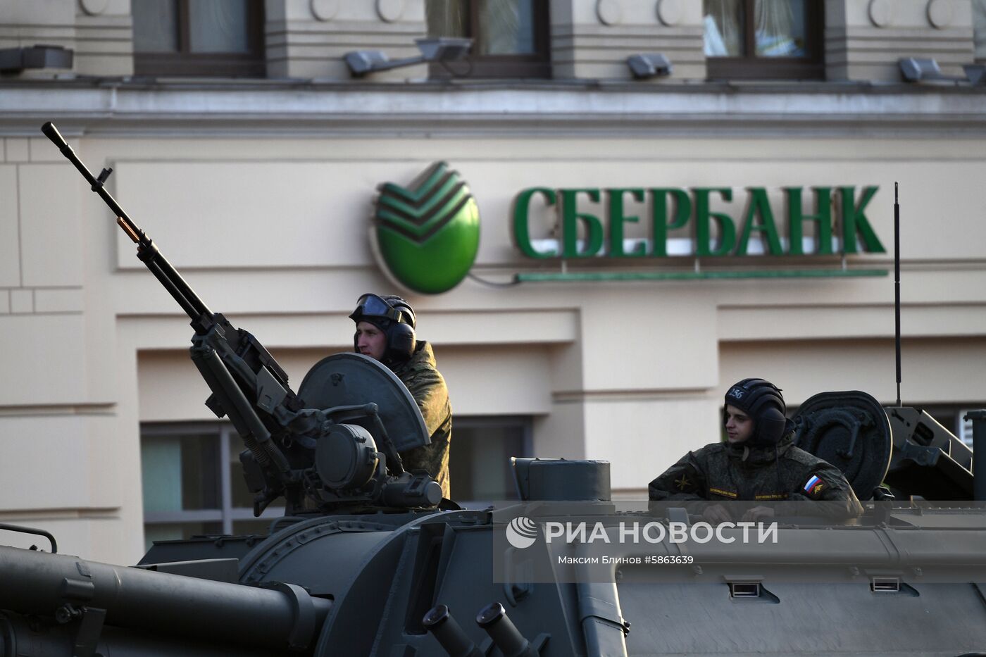 Военнослужащие в 152-мм самоходной гаубице 2С19М2 "Мста-С" во время прохода по Тверской улице перед началом репетиции военного парада на Красной площади, посвященного 74-й годовщине Победы в Великой Отечественной войне. Место: Россия, Москва. Автор: Максим Блинов/РИА Новости. Прибытие военной техники на репетицию парада Победы