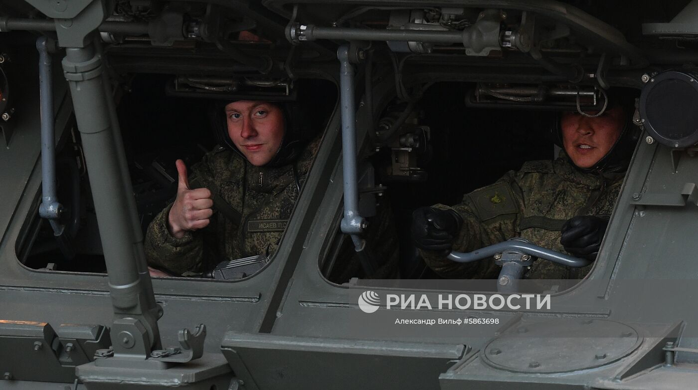 Военнослужащие перед началом репетиции военного парада на Красной площади, посвященного 74-й годовщине Победы в Великой Отечественной войне. Место: Россия, Москва. Автор: Александр Вильф/РИА Новости. Прибытие военной техники на репетицию парада Победы
