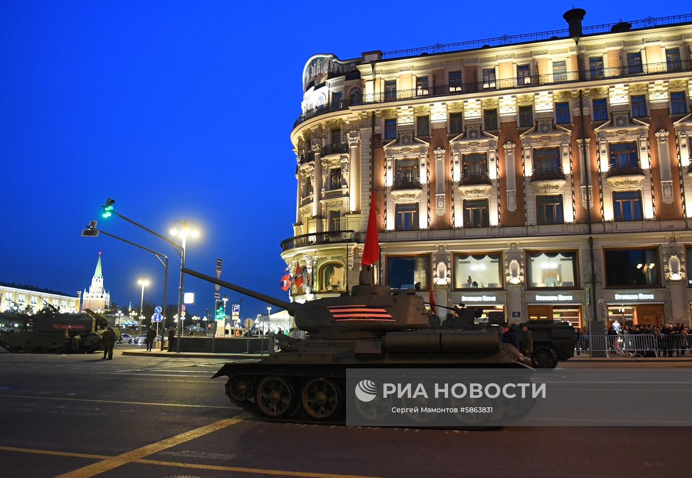 Танк Т-34-85 перед началом репетиции военного парада на Красной площади, посвященного 74-й годовщине Победы в Великой Отечественной войне. Место: Россия, Москва. Автор: Сергей Мамонтов/РИА Новости. Прибытие военной техники на репетицию парада Победы