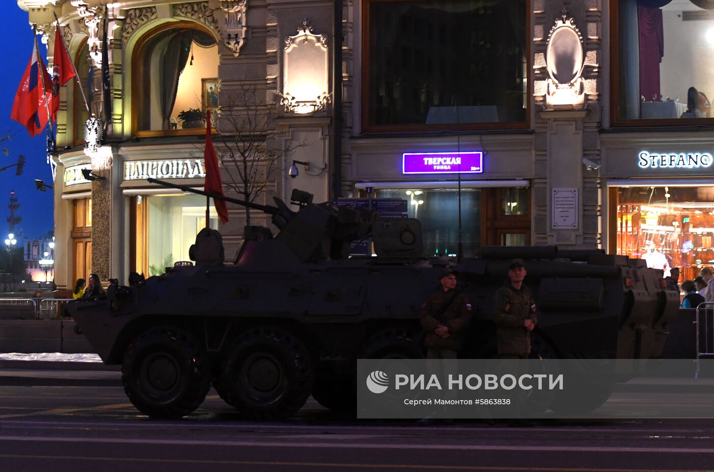Бронетранспортер БТР-82А перед началом репетиции военного парада на Красной площади, посвященного 74-й годовщине Победы в Великой Отечественной войне. Место: Россия, Москва. Автор: Сергей Мамонтов/РИА Новости. Прибытие военной техники на репетицию парада Победы