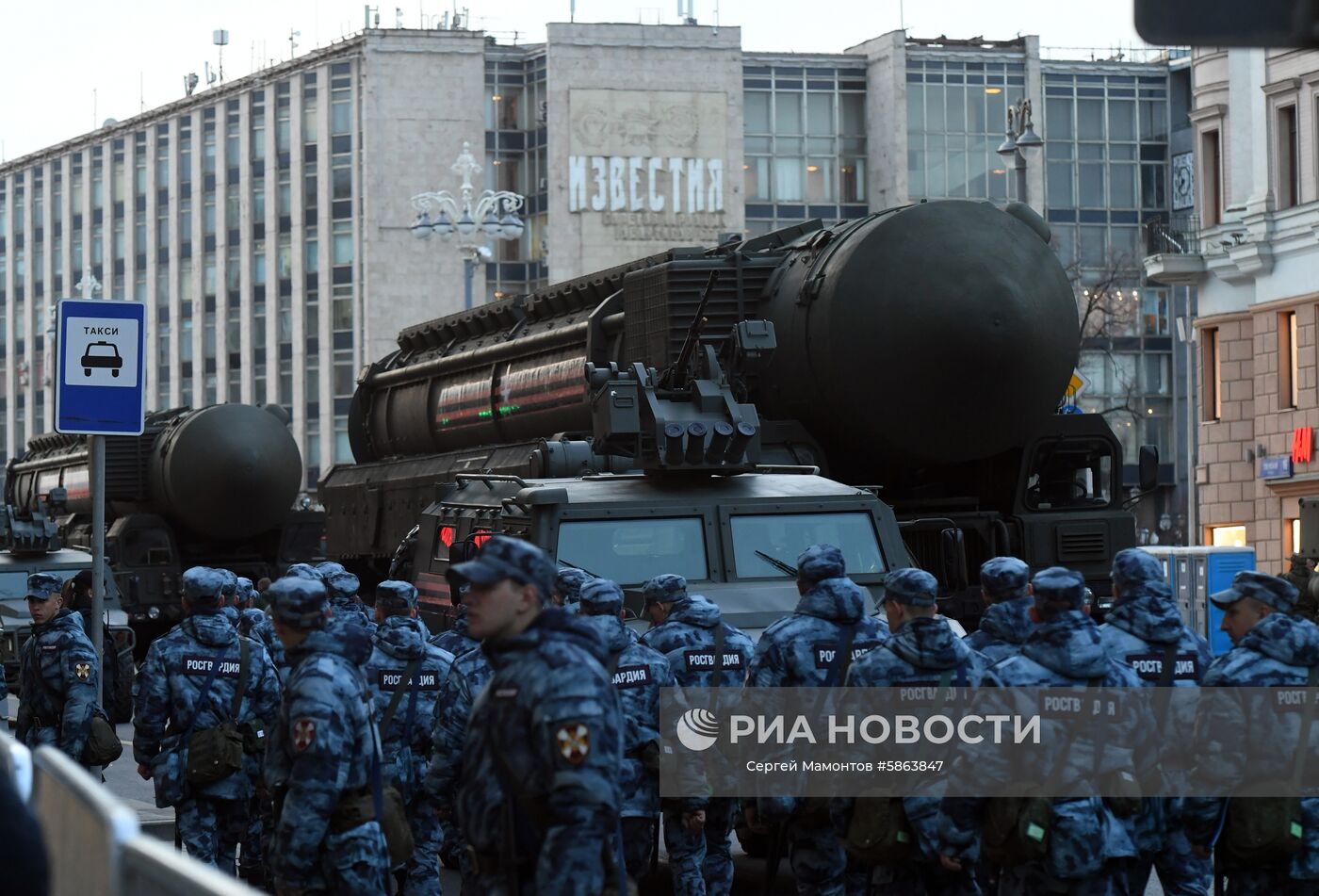 Транспортно-пусковой контейнер комплекса РС-24 "Ярс" перед началом репетиции военного парада на Красной площади, посвященного 74-й годовщине Победы в Великой Отечественной войне. Место: Россия, Москва. Автор: Сергей Мамонтов/РИА Новости. Прибытие военной техники на репетицию парада Победы
