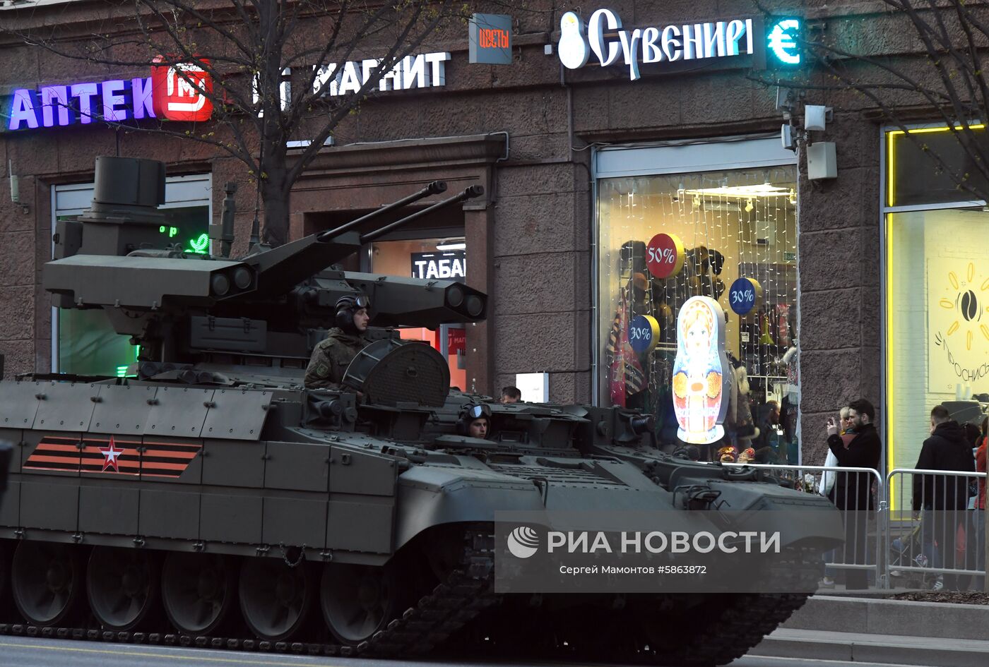 Боевая машина поддержки танков (БМПТ) "Терминатор" перед началом репетиции военного парада на Красной площади, посвященного 74-й годовщине Победы в Великой Отечественной войне. Место: Россия, Москва. Автор: Сергей Мамонтов/РИА Новости. Прибытие военной техники на репетицию парада Победы