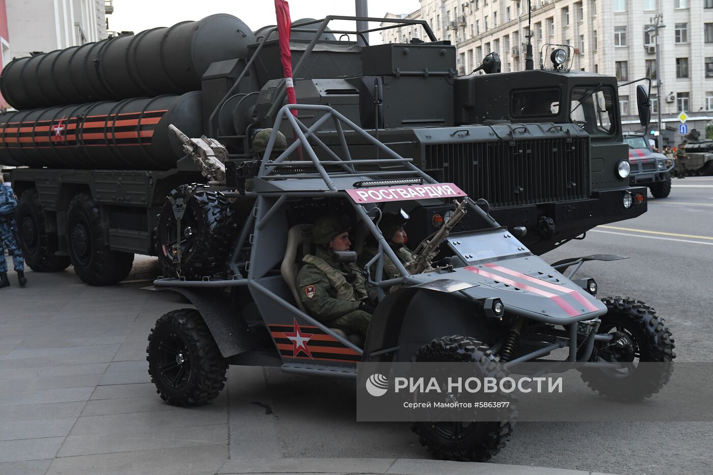 Зенитный ракетный комплекс С-400 "Триумф" и тактический авто-вездеход (багги) Чаборз М-3 вооружения Росгвардии РФ перед началом репетиции военного парада на Красной площади, посвященного 74-й годовщине Победы в Великой Отечественной войне. Место: Россия, Москва. Автор: Сергей Мамонтов/РИА Новости. Прибытие военной техники на репетицию парада Победы