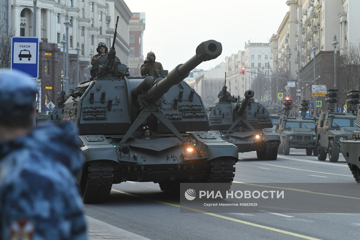 Самоходная артиллерийская установка (САУ) "Мста-С" перед началом репетиции военного парада на Красной площади, посвященного 74-й годовщине Победы в Великой Отечественной войне. Место: Россия, Москва. Автор: Сергей Мамонтов/РИА Новости. Прибытие военной техники на репетицию парада Победы