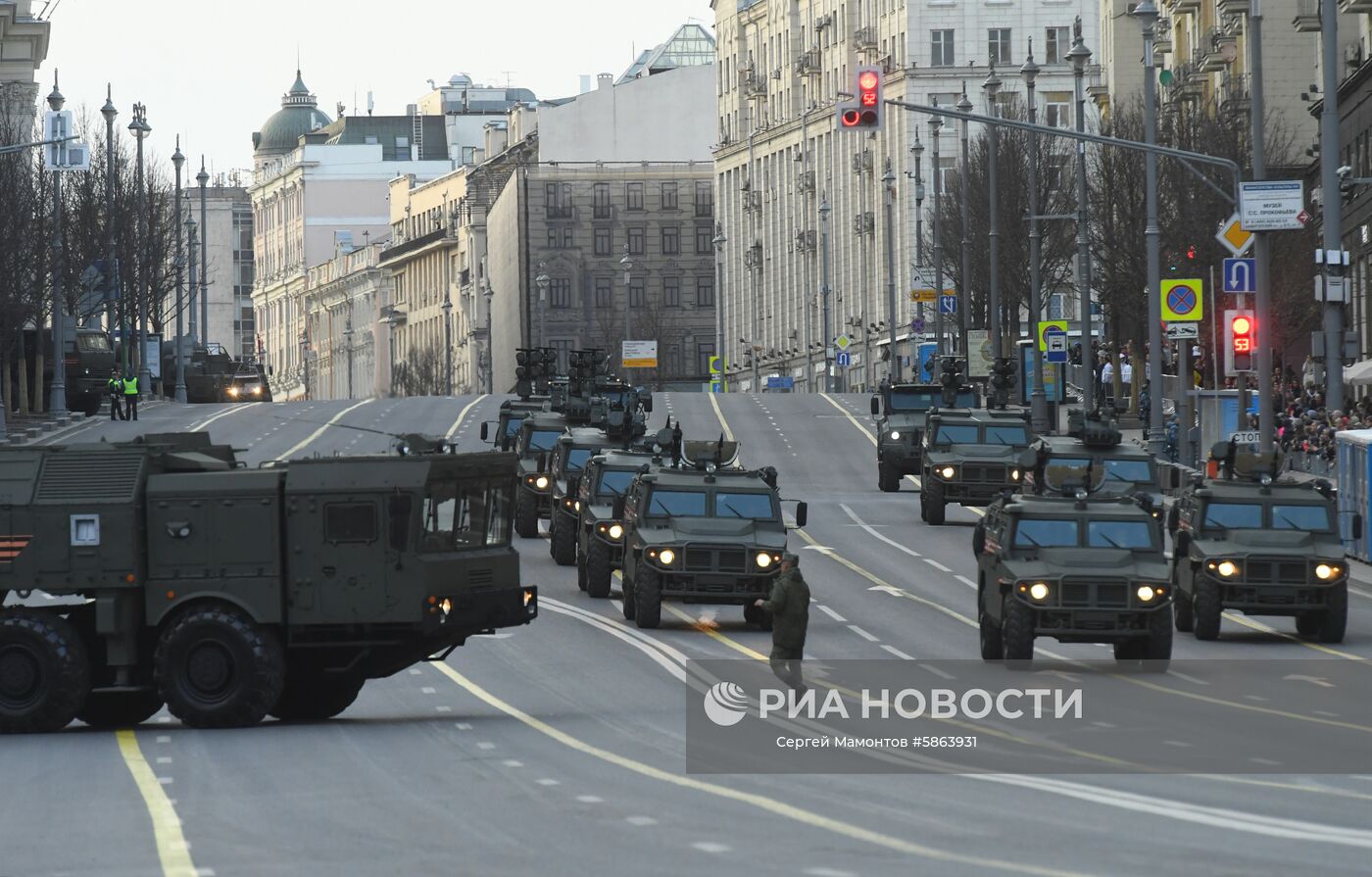 Военная техника на Тверской улице перед началом репетиции военного парада на Красной площади, посвященного 74-й годовщине Победы в Великой Отечественной войне. Место: Россия, Москва. Автор: Сергей Мамонтов/РИА Новости. Прибытие военной техники на репетицию парада Победы