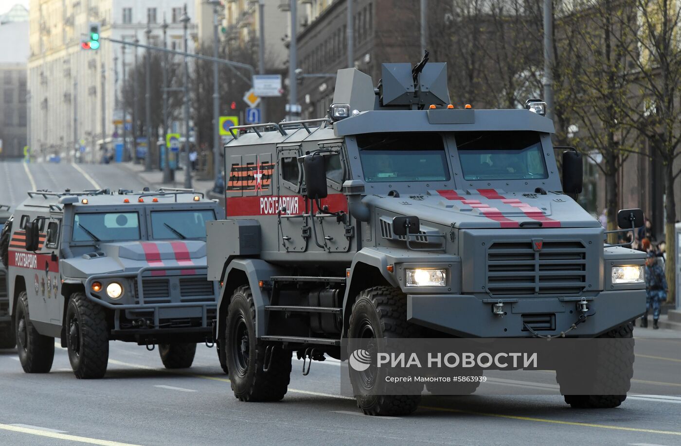 Бронеавтомобиль "Патруль" вооружения Росгвардии РФ перед началом репетиции военного парада на Красной площади, посвященного 74-й годовщине Победы в Великой Отечественной войне. Место: Россия, Москва. Автор: Сергей Мамонтов/РИА Новости. Прибытие военной техники на репетицию парада Победы
