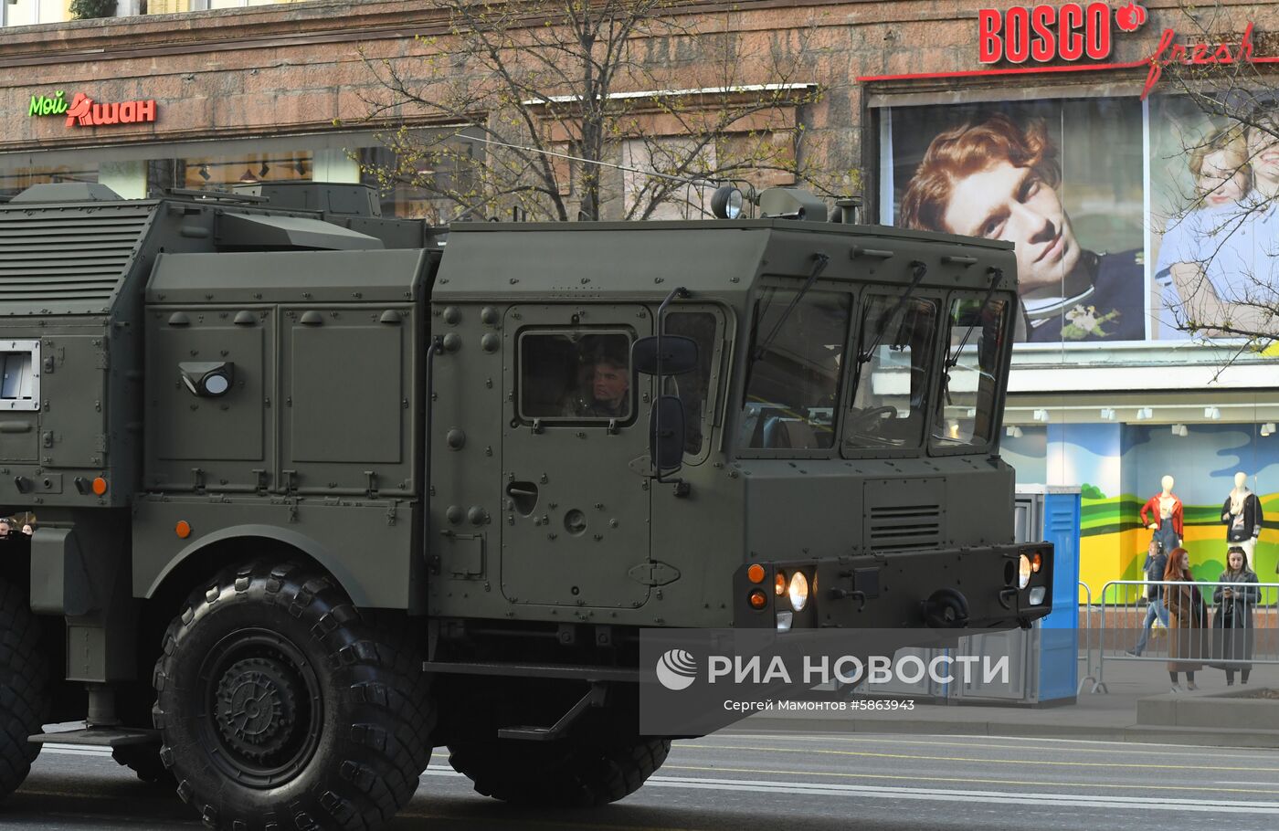 Оперативно-тактический ракетный комплекс "Искандер" перед началом репетиции военного парада на Красной площади, посвященного 74-й годовщине Победы в Великой Отечественной войне. Место: Россия, Москва. Автор: Сергей Мамонтов/РИА Новости. Прибытие военной техники на репетицию парада Победы
