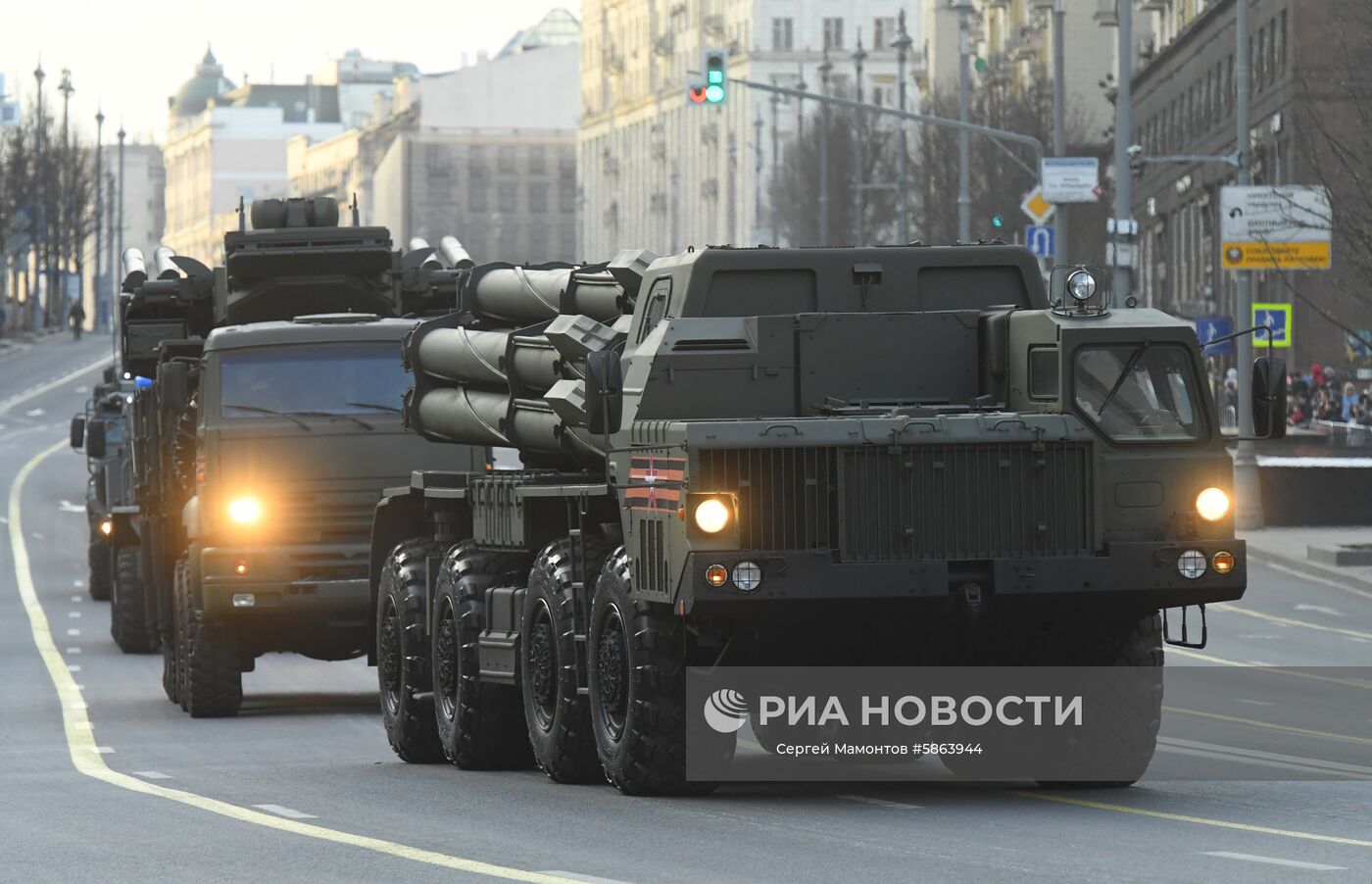 Военная техника перед началом репетиции военного парада на Красной площади, посвященного 74-й годовщине Победы в Великой Отечественной войне. Место: Россия, Москва. Автор: Сергей Мамонтов/РИА Новости. Прибытие военной техники на репетицию парада Победы