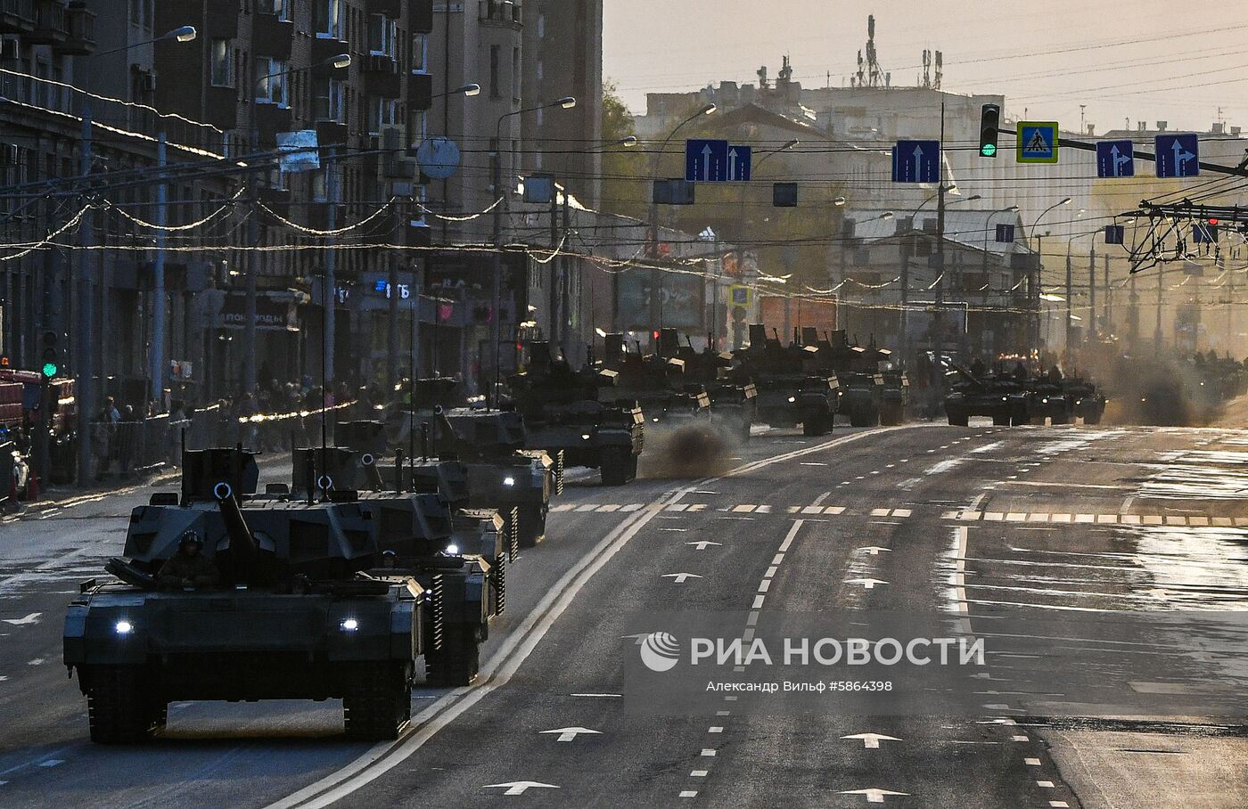 Колонна военной техники перед началом репетиции военного парада на Красной площади, посвященного 74-й годовщине Победы в Великой Отечественной войне. Место: Россия, Москва. Автор: Александр Вильф/РИА Новости. Прибытие военной техники на репетицию парада Победы
