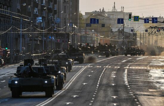 Прибытие военной техники на репетицию парада Победы