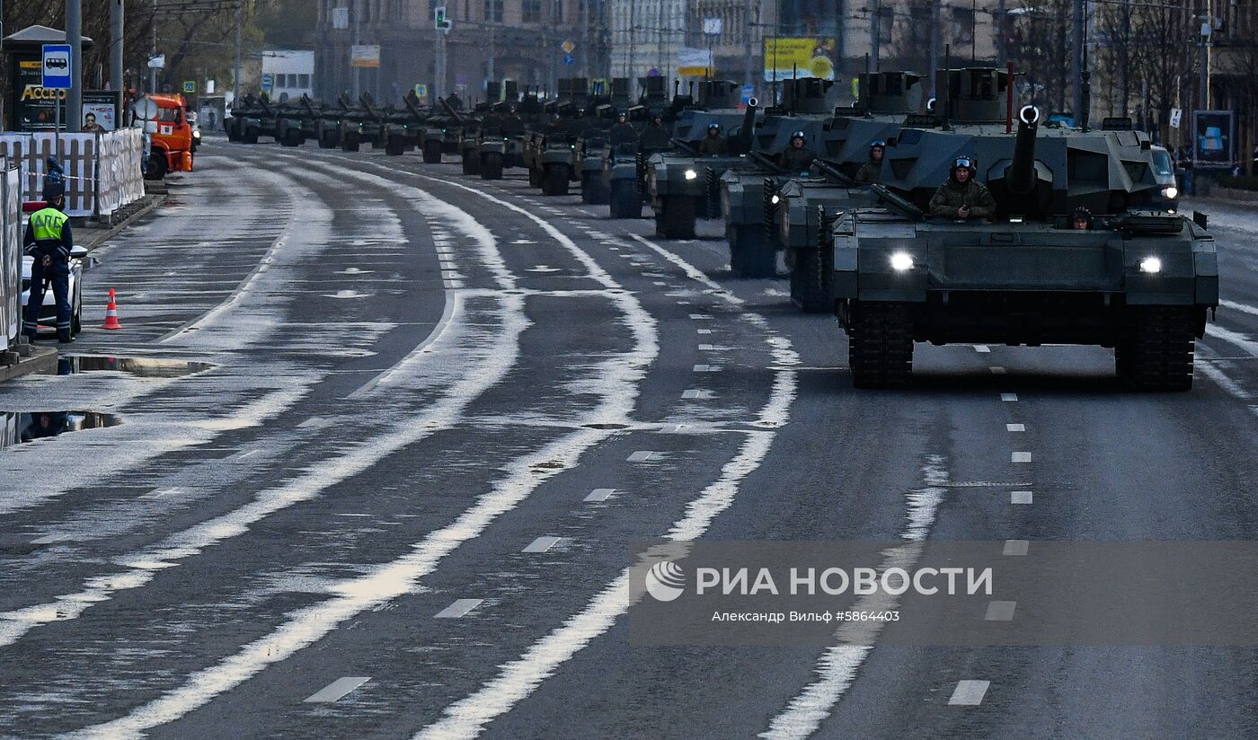 Колонна военной техники перед началом репетиции военного парада на Красной площади, посвященного 74-й годовщине Победы в Великой Отечественной войне. Место: Россия, Москва. Автор: Александр Вильф/РИА Новости. Прибытие военной техники на репетицию парада Победы