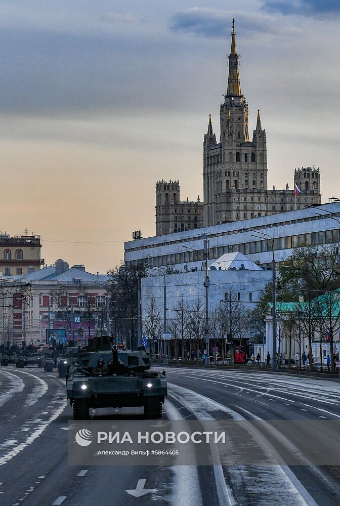 Прибытие военной техники на репетицию парада Победы