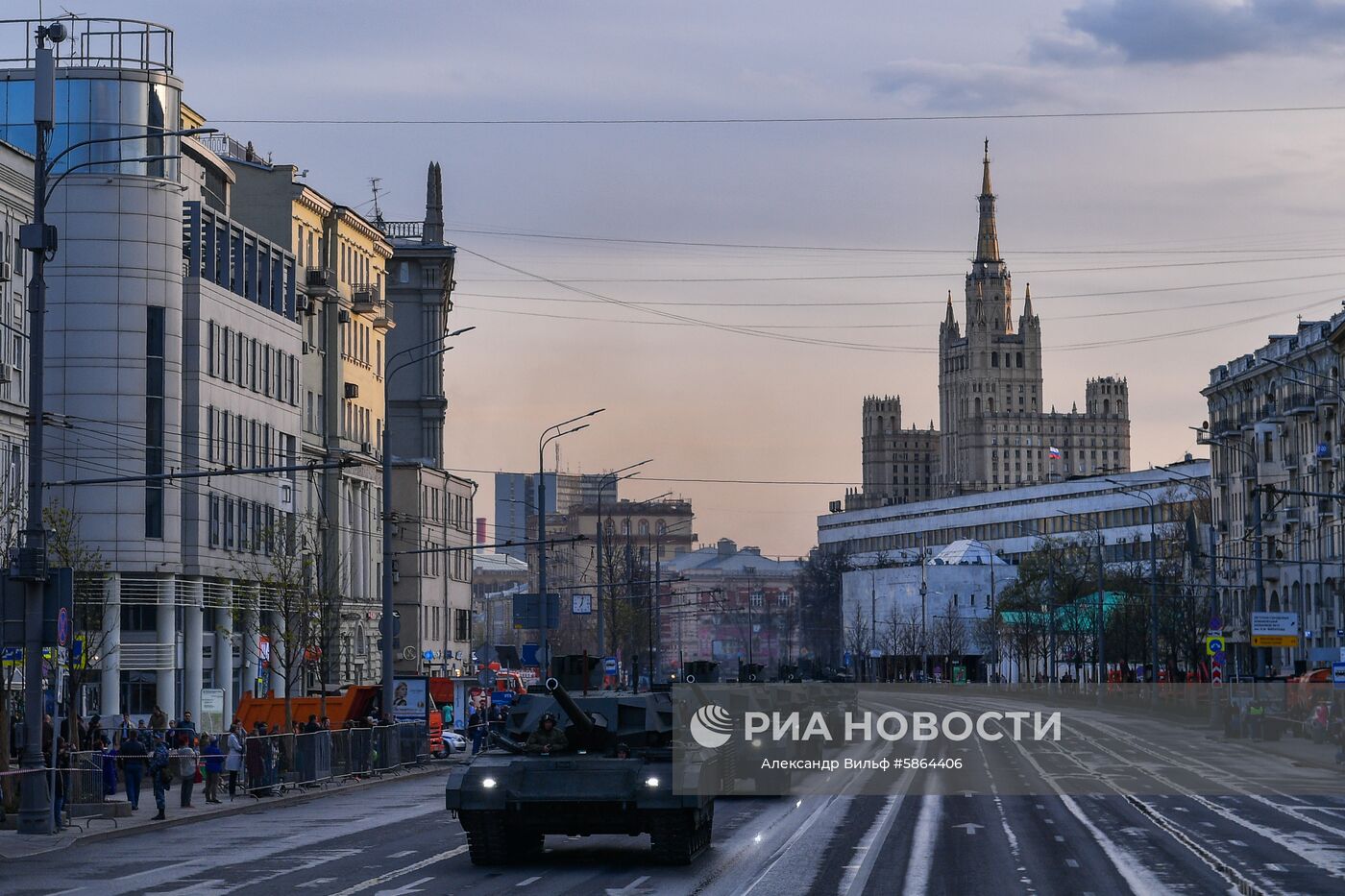 Колонна военной техники перед началом репетиции военного парада на Красной площади, посвященного 74-й годовщине Победы в Великой Отечественной войне. Место: Россия, Москва. Автор: Александр Вильф/РИА Новости. Прибытие военной техники на репетицию парада Победы