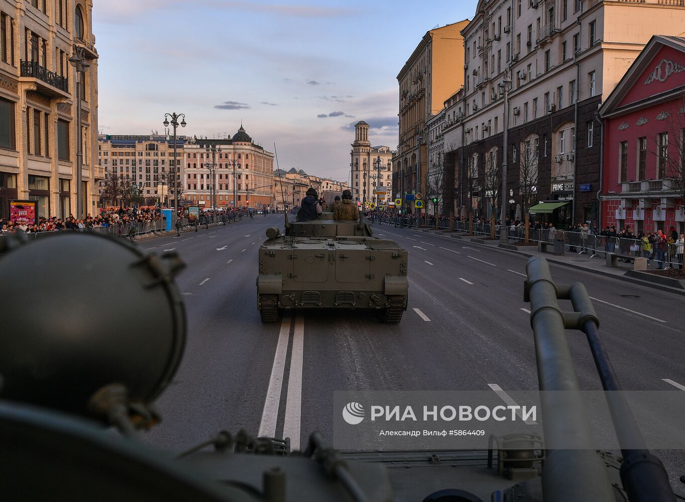 Колонна военной техники перед началом репетиции военного парада на Красной площади, посвященного 74-й годовщине Победы в Великой Отечественной войне. Место: Россия, Москва. Автор: Александр Вильф/РИА Новости. Прибытие военной техники на репетицию парада Победы