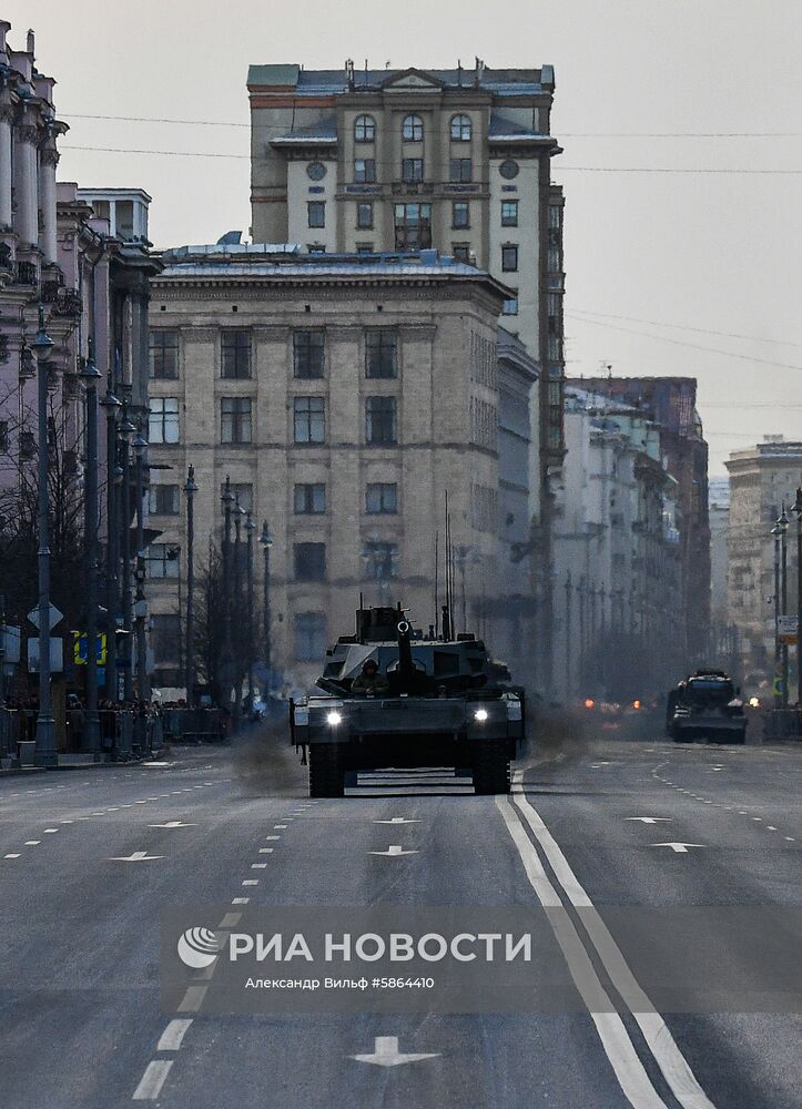 Колонна военной техники перед началом репетиции военного парада на Красной площади, посвященного 74-й годовщине Победы в Великой Отечественной войне. Место: Россия, Москва. Автор: Александр Вильф/РИА Новости. Прибытие военной техники на репетицию парада Победы