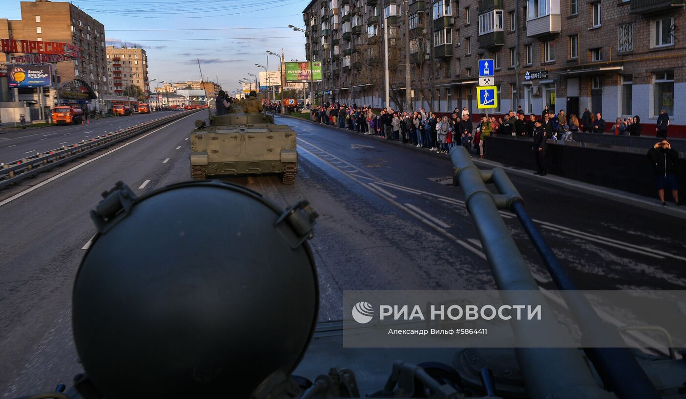 Колонна военной техники перед началом репетиции военного парада на Красной площади, посвященного 74-й годовщине Победы в Великой Отечественной войне. Место: Россия, Москва. Автор: Александр Вильф/РИА Новости. Прибытие военной техники на репетицию парада Победы