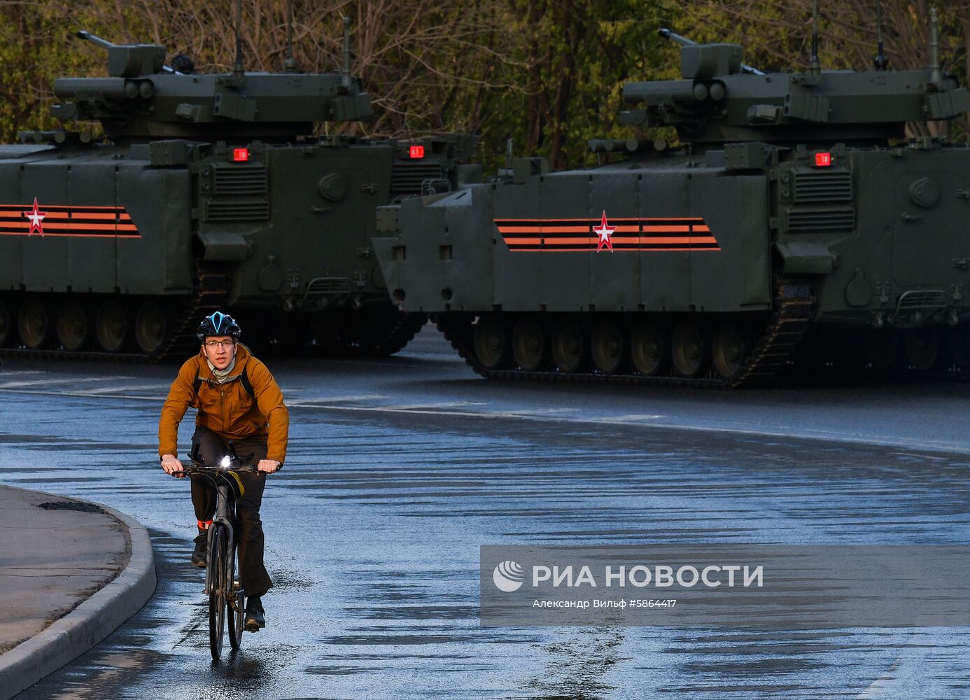 Прибытие военной техники на репетицию парада Победы