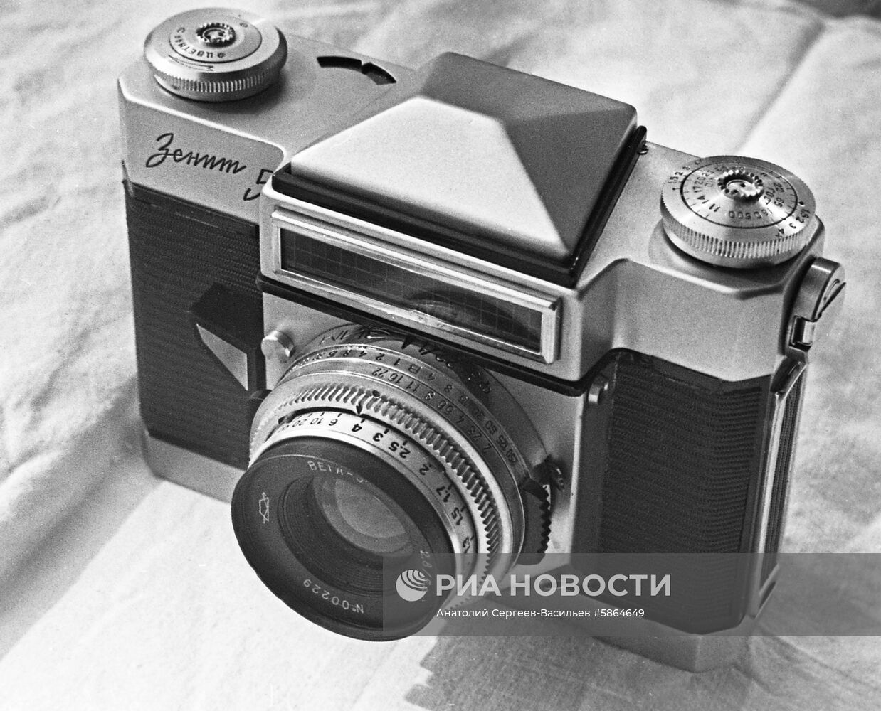 Советский фотоаппарат "Зенит-5"