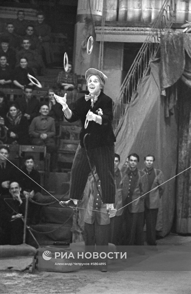 Советский артист цирка О. Попов