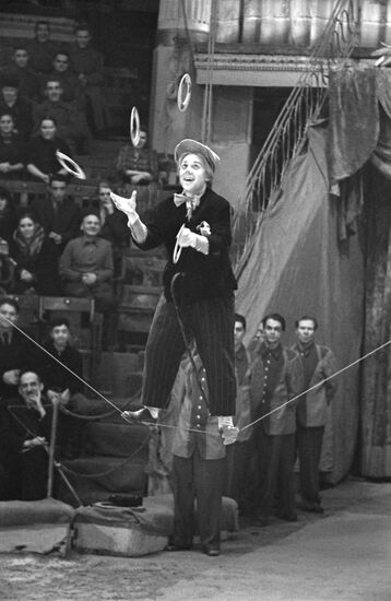 Советский артист цирка О. Попов