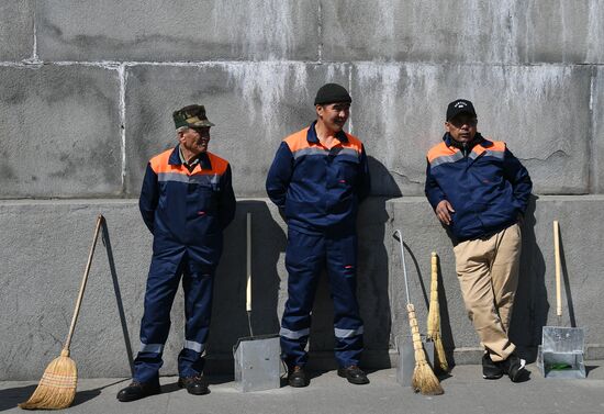 Работники ЖКХ на одной из улиц Москвы