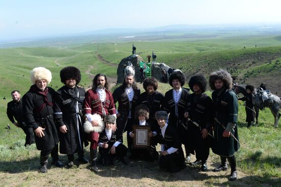 В Чечне установлен мировой рекорд по числу участников в конном походе