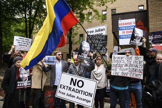 Акция в поддержку Дж. Ассанжа в Лондоне