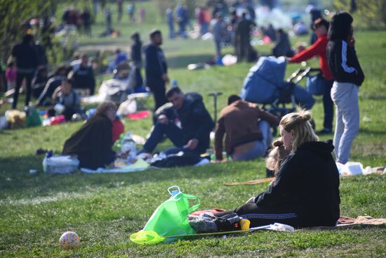 Отдых горожан в парках Москвы 
