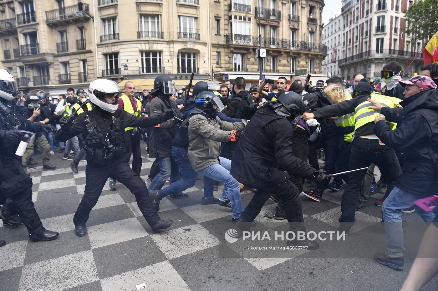 Французы напали. Разгон демонстрантов в Париже. Демонстрации в Париже.