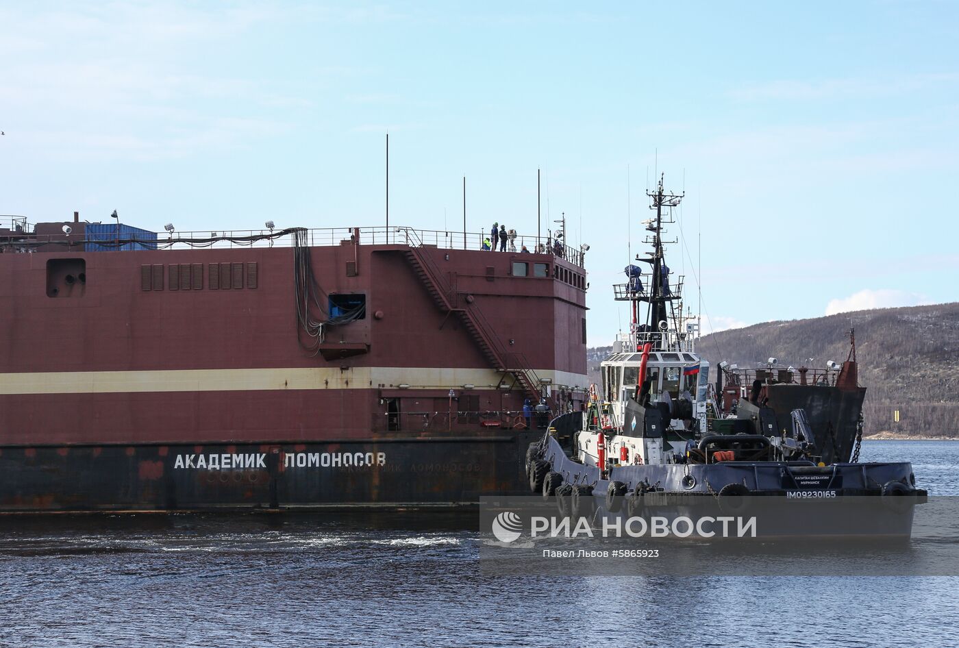 Буксировка плавучего энергоблока (ПЭБ) "Академик Ломоносов" в порту Мурманска. Место: Россия, Мурманская область, Мурманск. Автор: Павел Львов/РИА Новости. Плавучая атомная ТЭС "Академик Ломоносов"