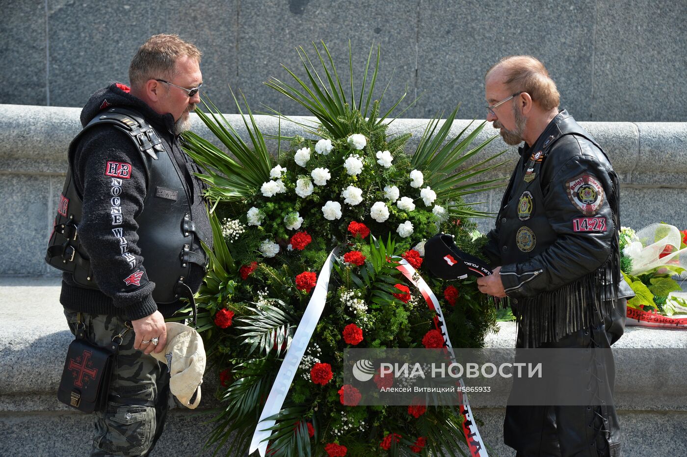 Участники мотопробега "Дороги Победы – на Берлин" возложили венки на кладбище советских солдат в Варшаве