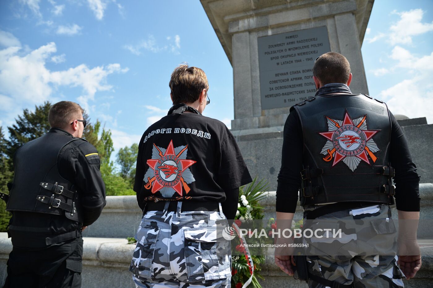 Участники мотопробега "Дороги Победы – на Берлин" возложили венки на кладбище советских солдат в Варшаве