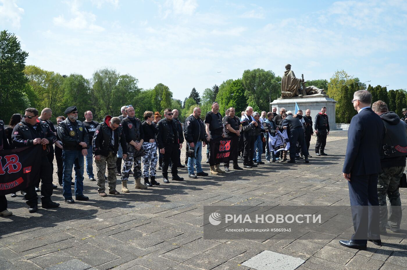 Участники мотопробега "Дороги Победы – на Берлин" возложили венки на кладбище советских солдат в Варшаве