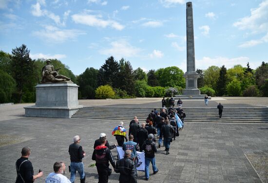 Участники мотопробега "Дороги Победы – на Берлин" возложили венки на кладбище советских солдат в Варшаве