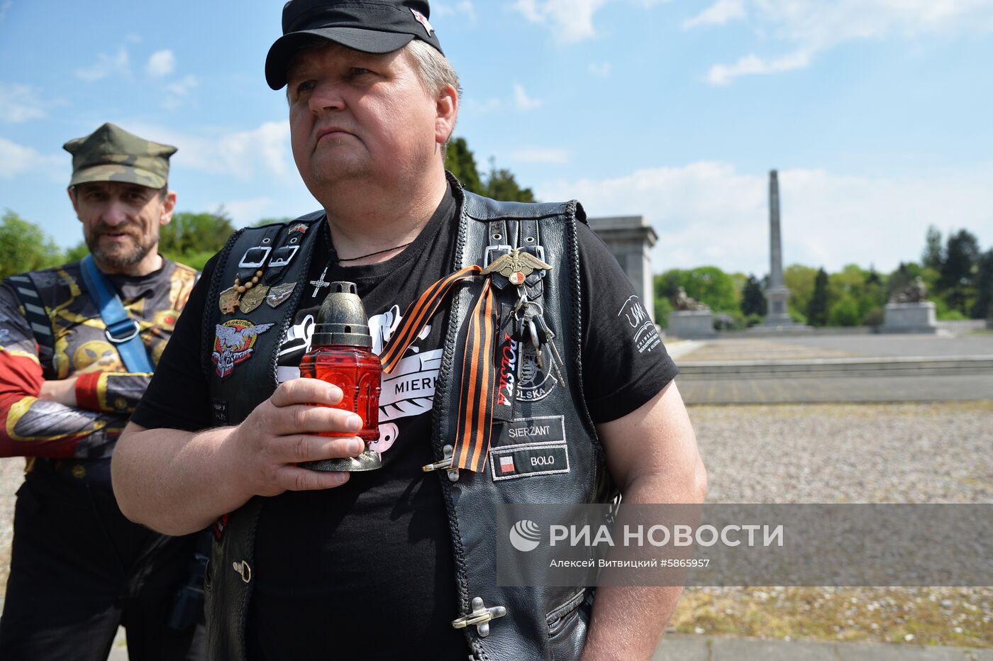 Участники мотопробега "Дороги Победы – на Берлин" возложили венки на кладбище советских солдат в Варшаве