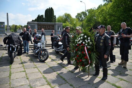 Участники мотопробега "Дороги Победы – на Берлин" возложили венки на кладбище советских солдат в Варшаве