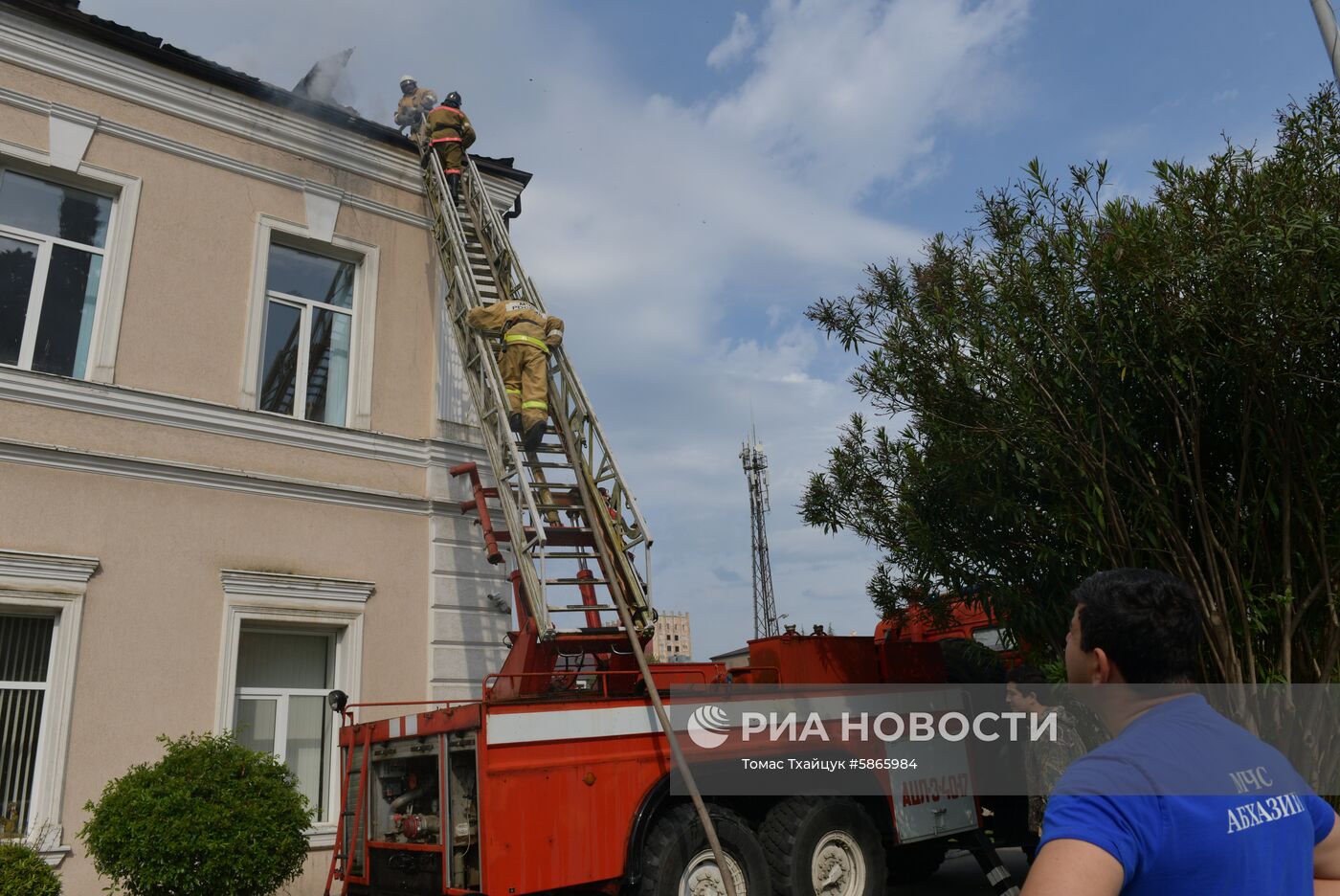 Пожар в здании русской школы в Сухуме