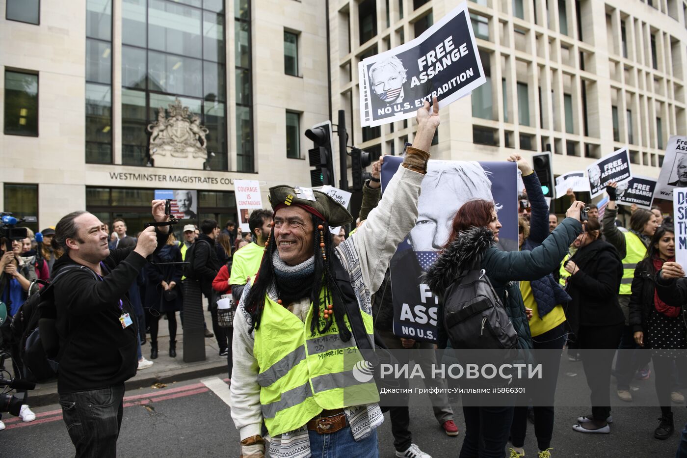 Акция сторонников Дж. Ассанжа в Лондоне