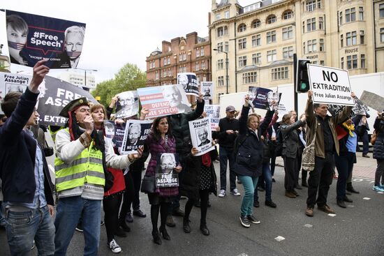 Акция сторонников Дж. Ассанжа в Лондоне