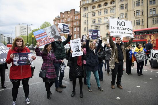 Акция сторонников Дж. Ассанжа в Лондоне
