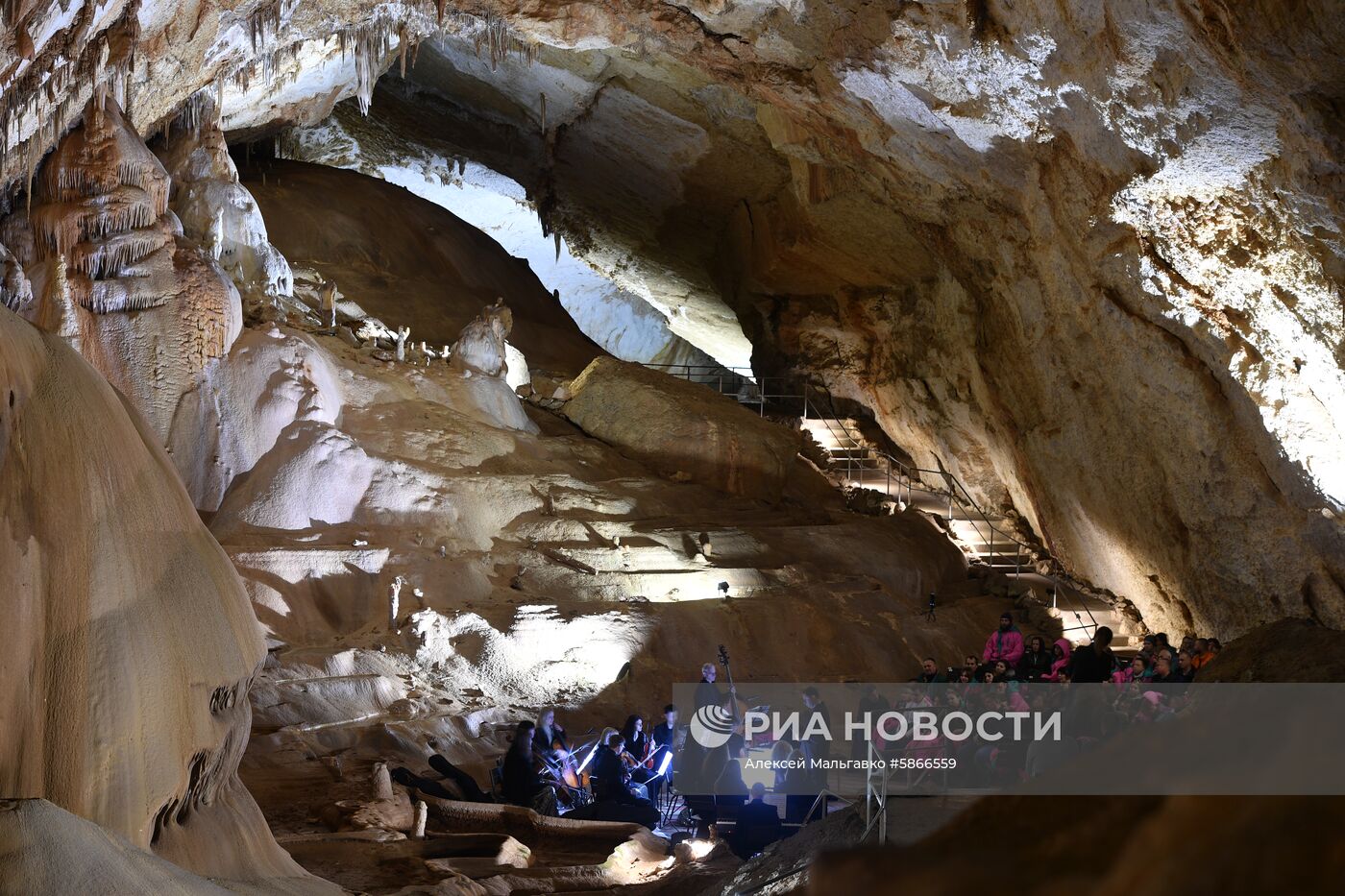 Открытие концертного сезона в крымской пещере Мраморная